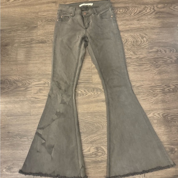 Gorgeous black Pistola bellbottoms jeans size 24 - Picture 2 of 7